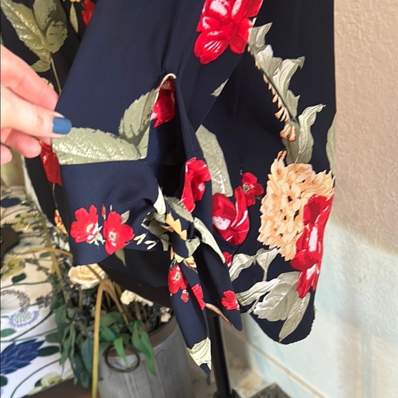 West Kei Floral Wrap Blouse, size s - Picture 2 of 7